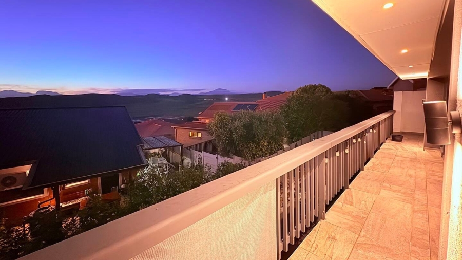 5 Bedroom Property for Sale in Reebok Western Cape